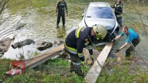 Vorschaubild zu - Auto landet in der Schwarza