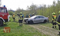 Vorschaubild zu - Auto landet in der Schwarza