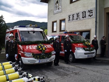 Vorschaubild zu - Doppelte Fahrzeugsegnung mit Atemschutzgeräten 2008