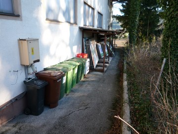 Vorschaubild zu: Feuerwehrhaus: Hinter dem Haus